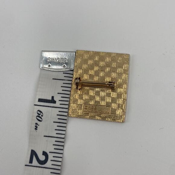 Alaska wolf pin - Picture 4 of 4